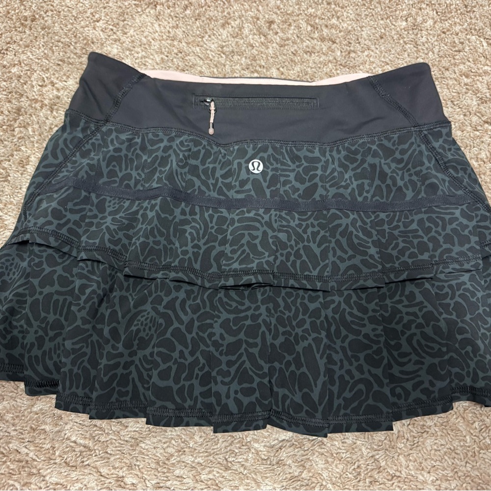 EUC Lululemon pace setter Black Floral Skort Size 4